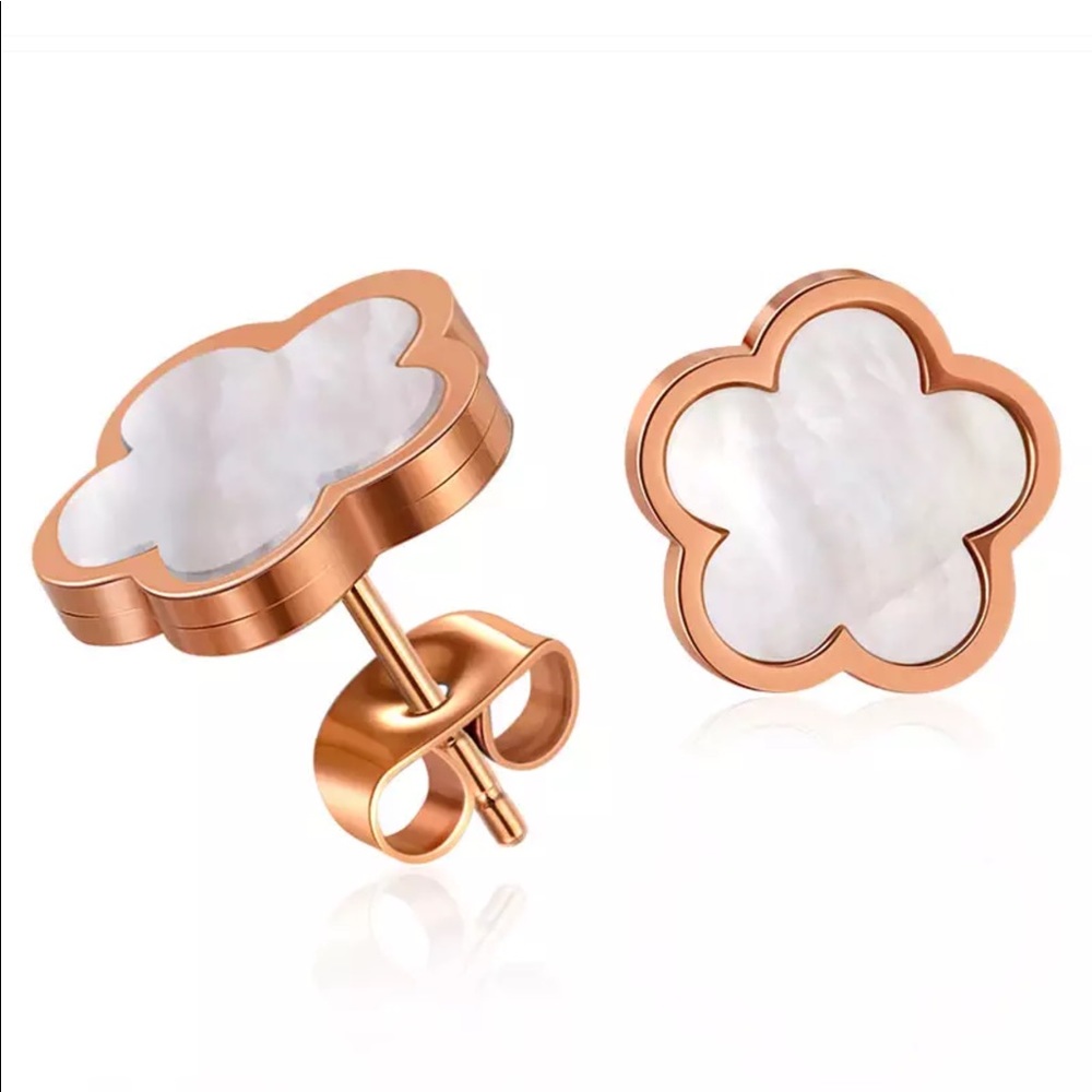 Women White Shell Flower Earrings Stainless Steel Earrings Rose Gold Tone NWOT